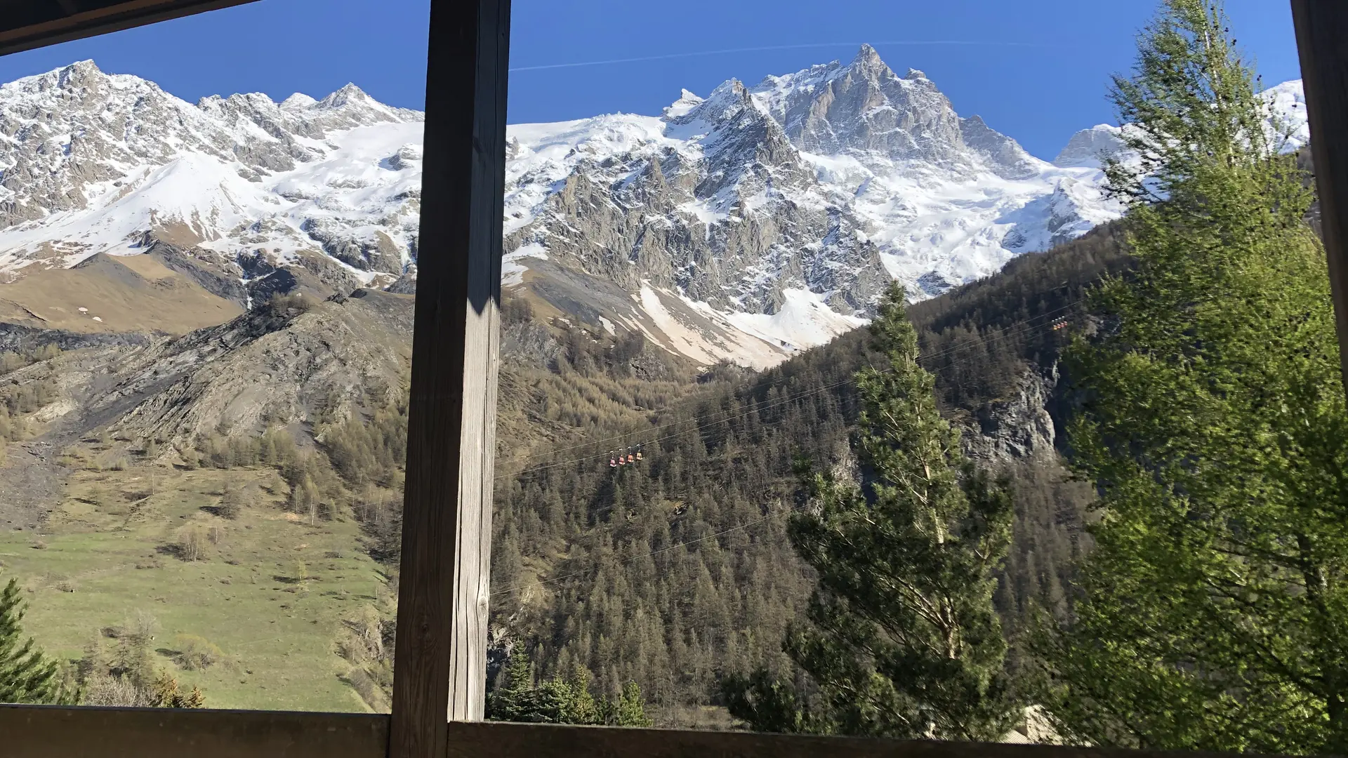 vue depuis le balcon en été