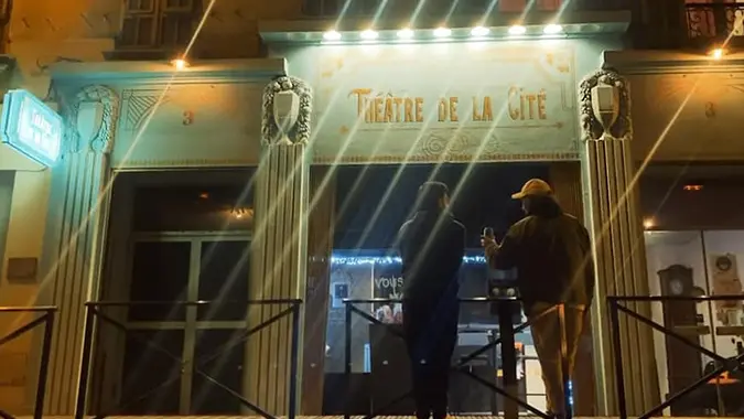 Extérieur de nuit.