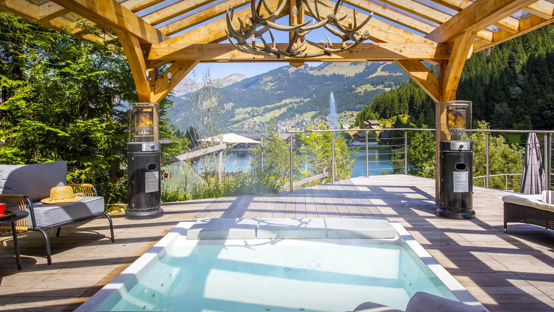 Bain à remous en été sous sa pergola, terrasse autour et vue sur le lac de Vonnes