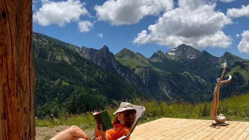 Lire un bon bouquin face aux montagnes Aiguille et Mont Charvin.