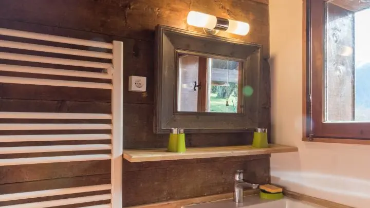 Salle d'eau avec douche et wc