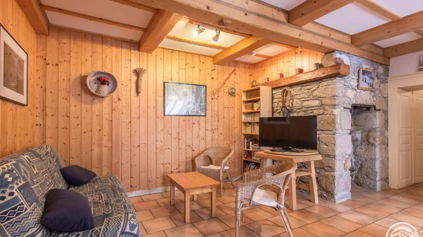 coin salon-détente avec bibliothèque pour tous les goûts et les âges