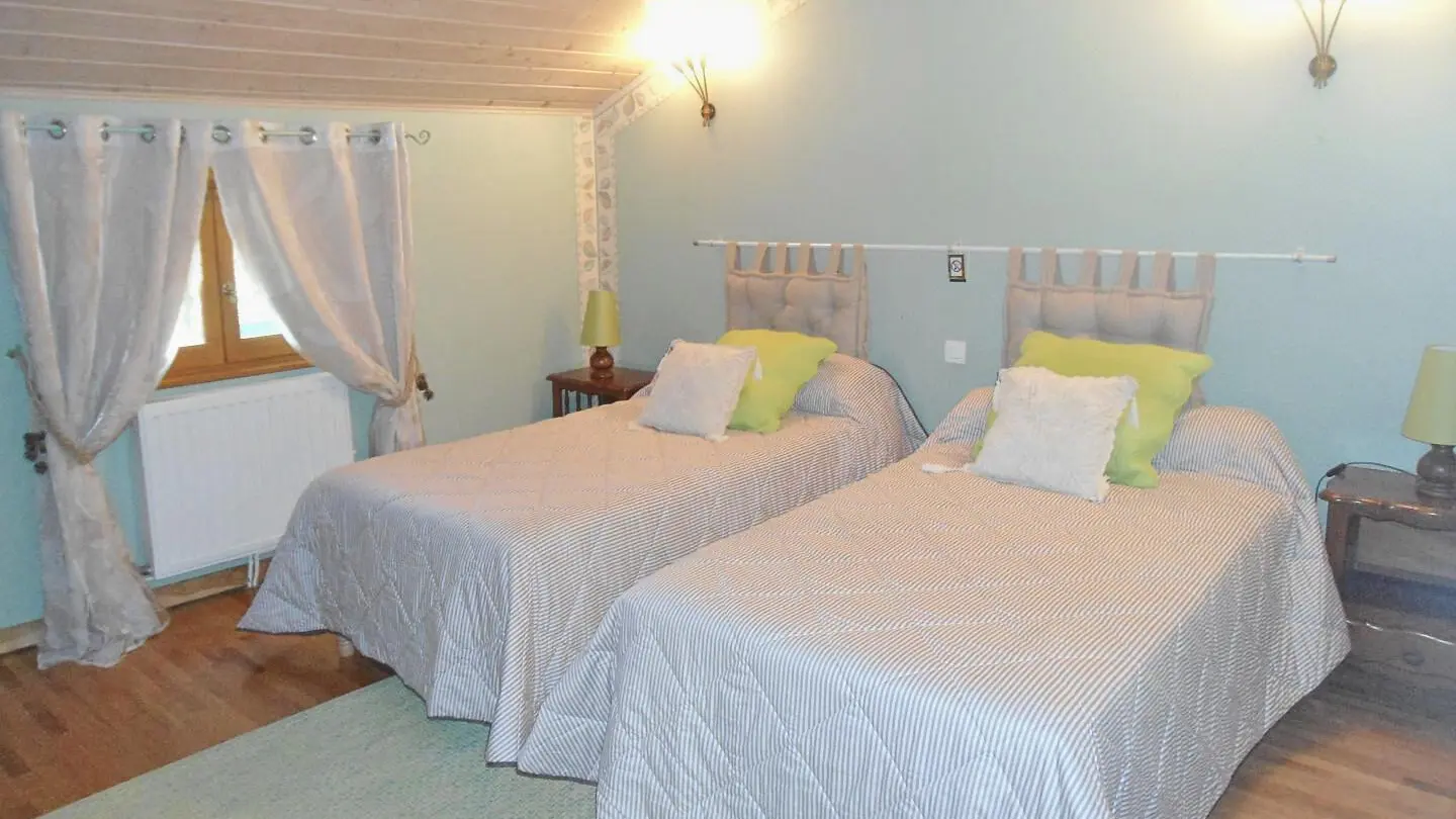 Chambre sud :lits jumeaux 100x200 ou très grand lit 200x200