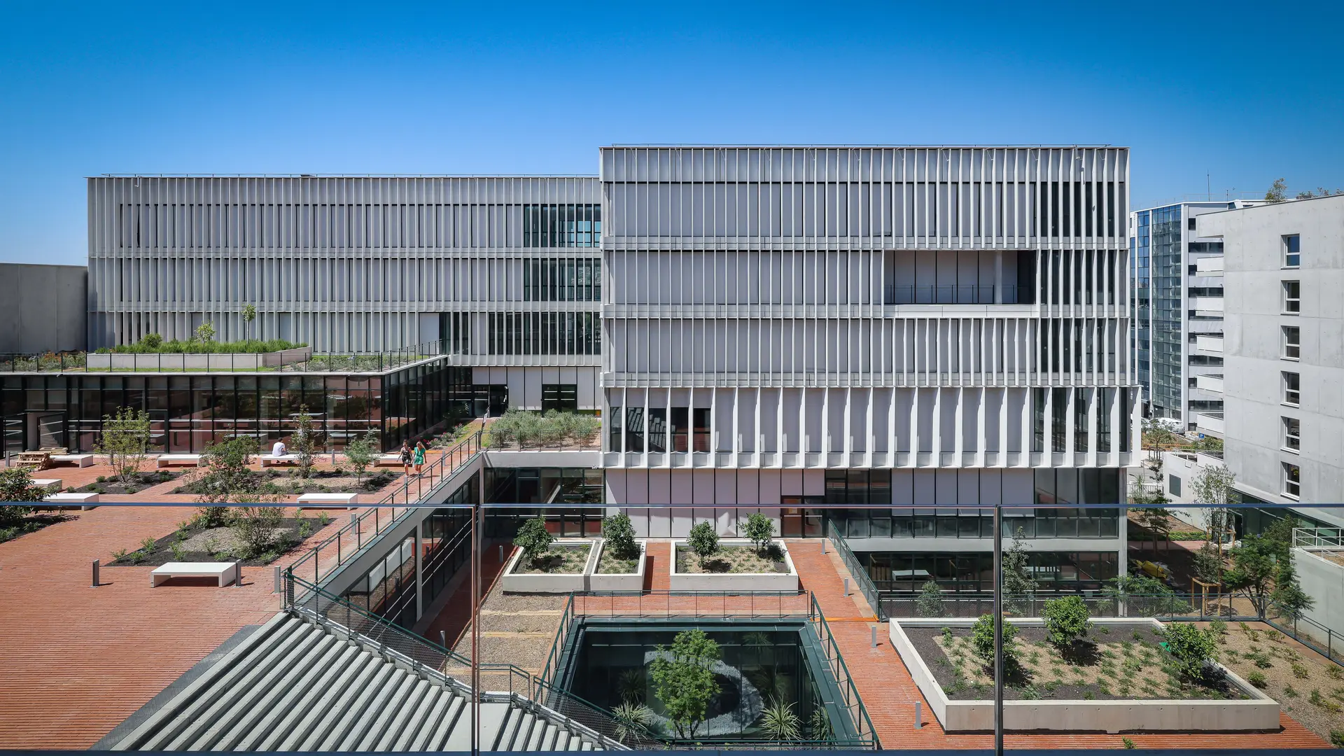 Des espaces verts centraux complètent les espaces intérieurs