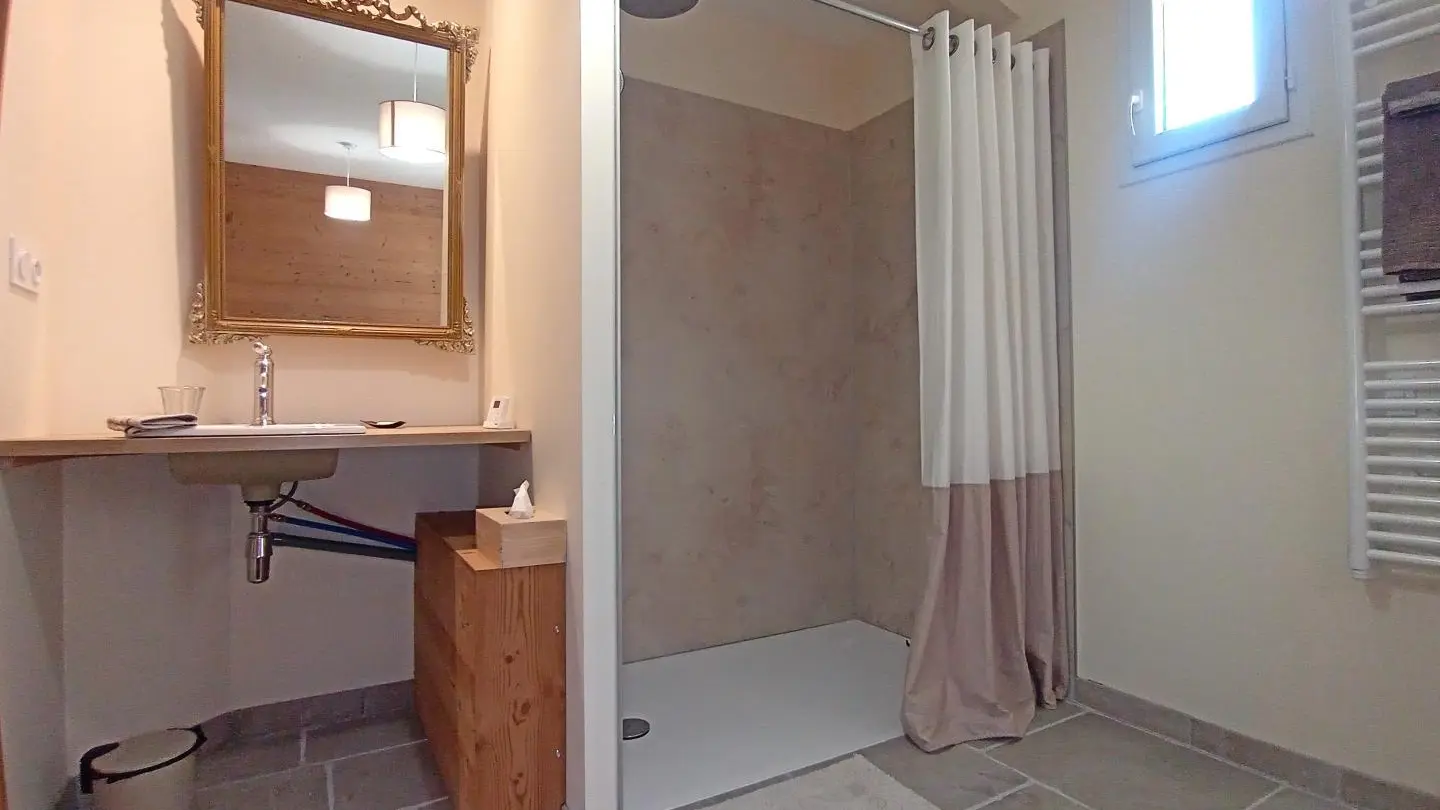 Chambre au RDC, aménagée pour personne à mobilité réduite. Un lit double ou deux lits simples 1x160 ou 2x80 avec douche italienne et lavabo