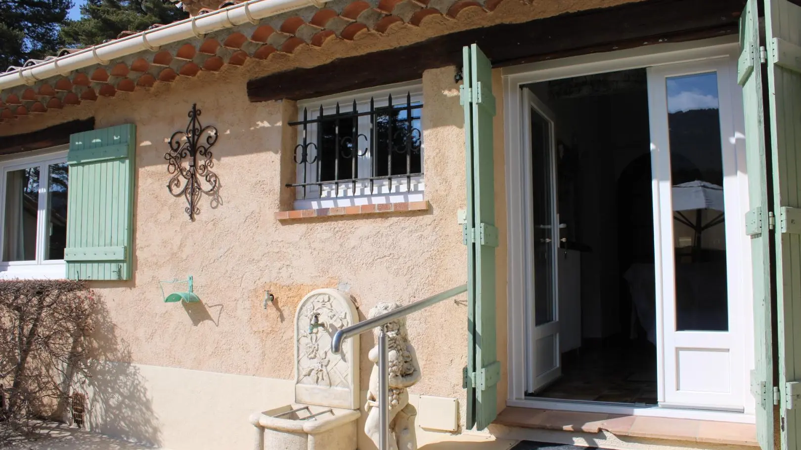 Entrée du Gîte La Myreclose- Saint Auban-Gîtes de France Alpes Maritimes