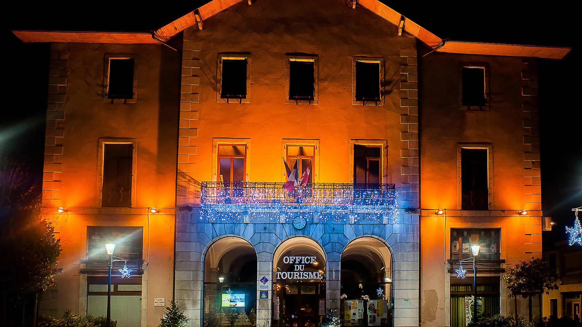 Façade de l'Office de Tourisme décoration de Noël