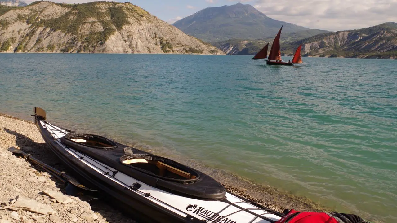 kayak sur le lac de Serre Ponçon