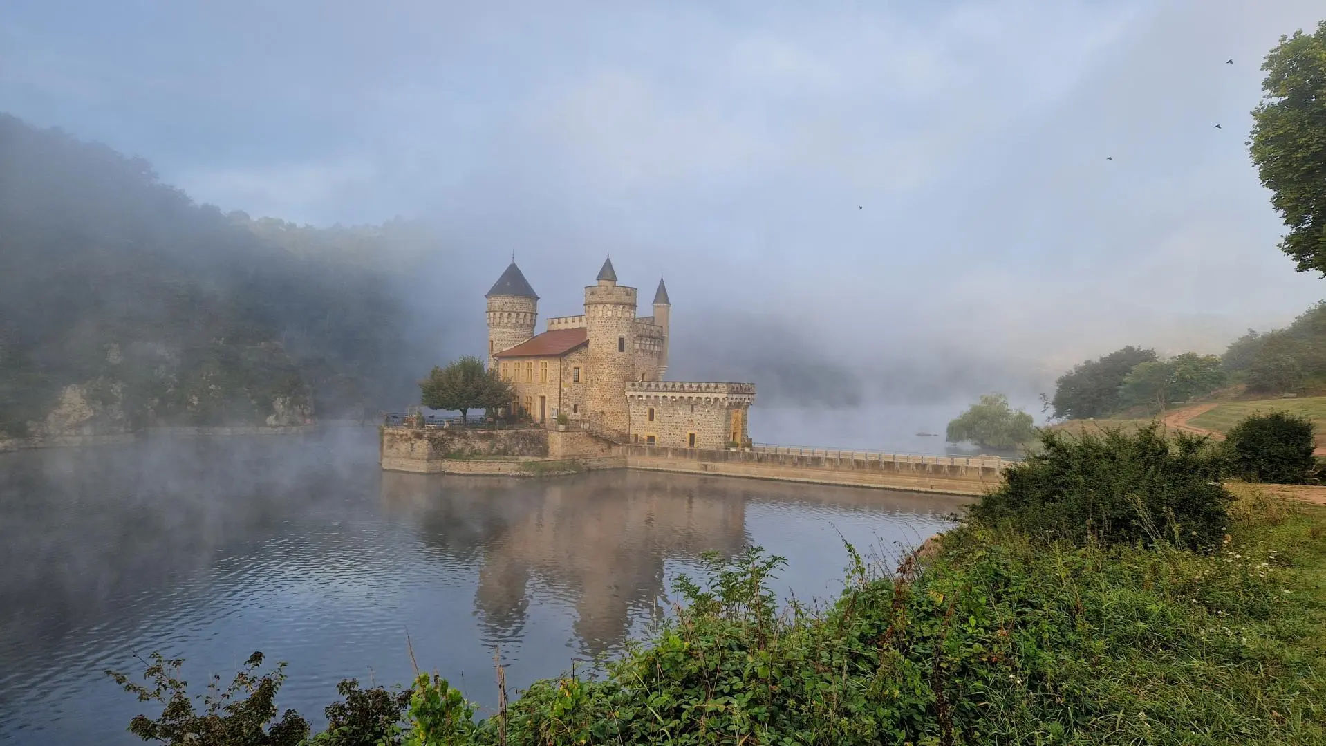 Le château de la Roche dans la brume du matin