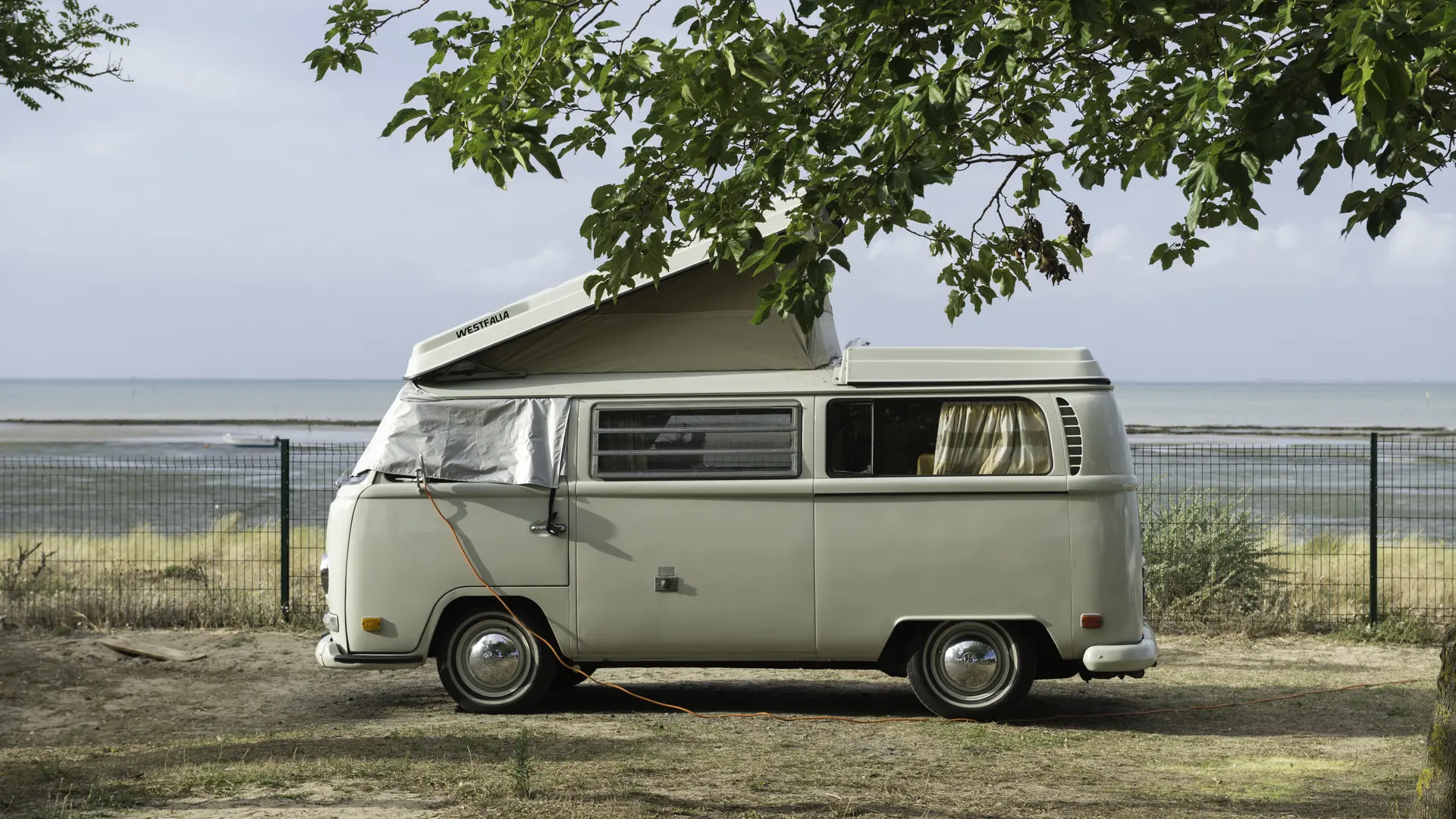Emplacement pour camion et camping-car avec vue sur l'océan