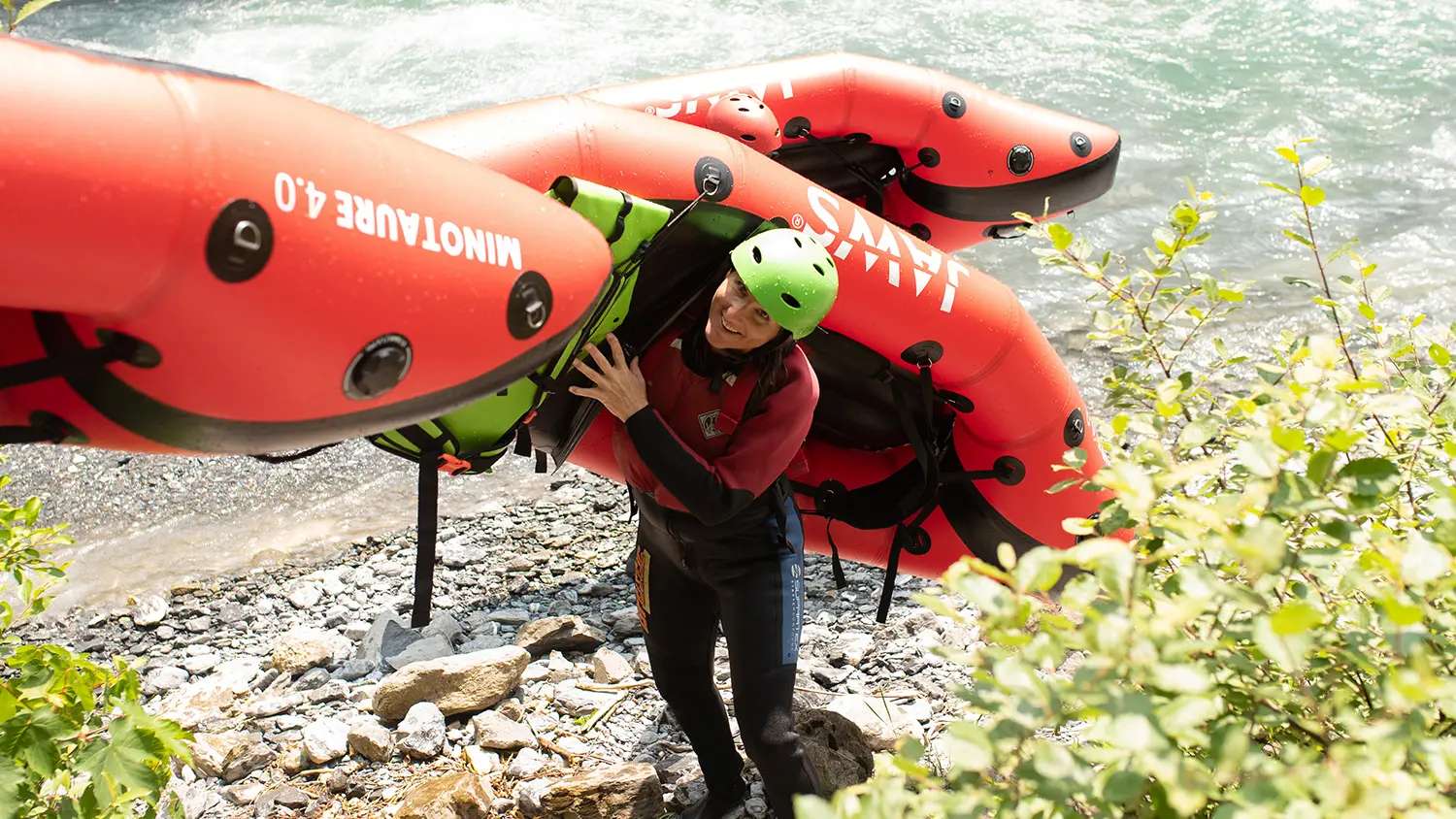 packraft porté sur l'épaule pour sortir de l'eau