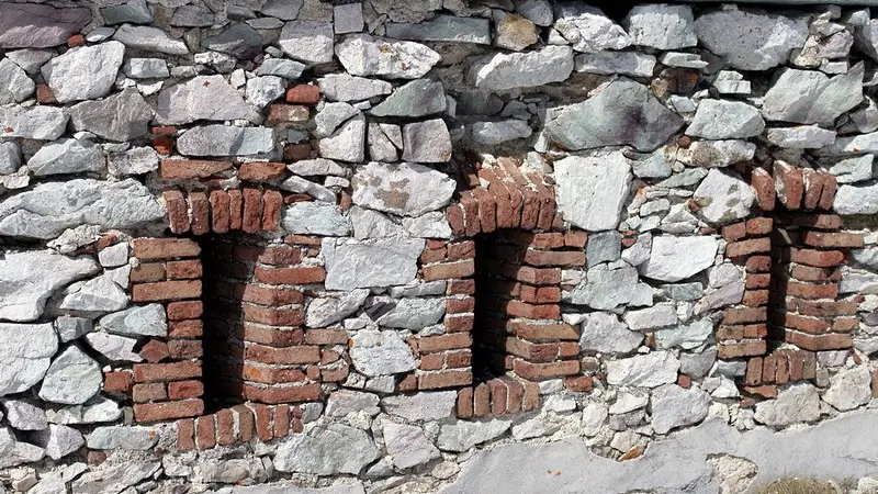 Postazioni per fucilieri sul fronte di gola del Fort Pernante