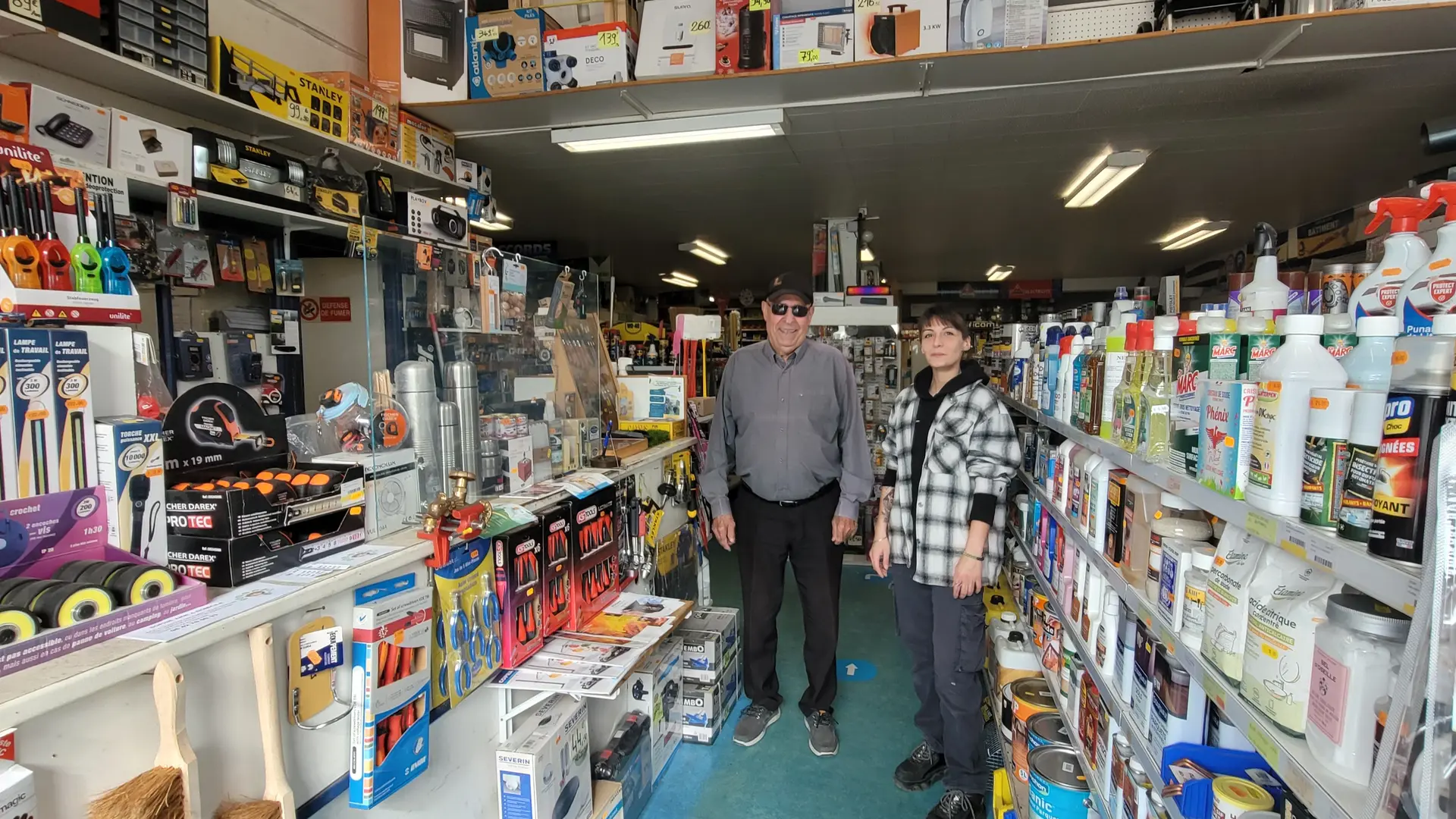 Deux générations souriantes dans l'entreprise