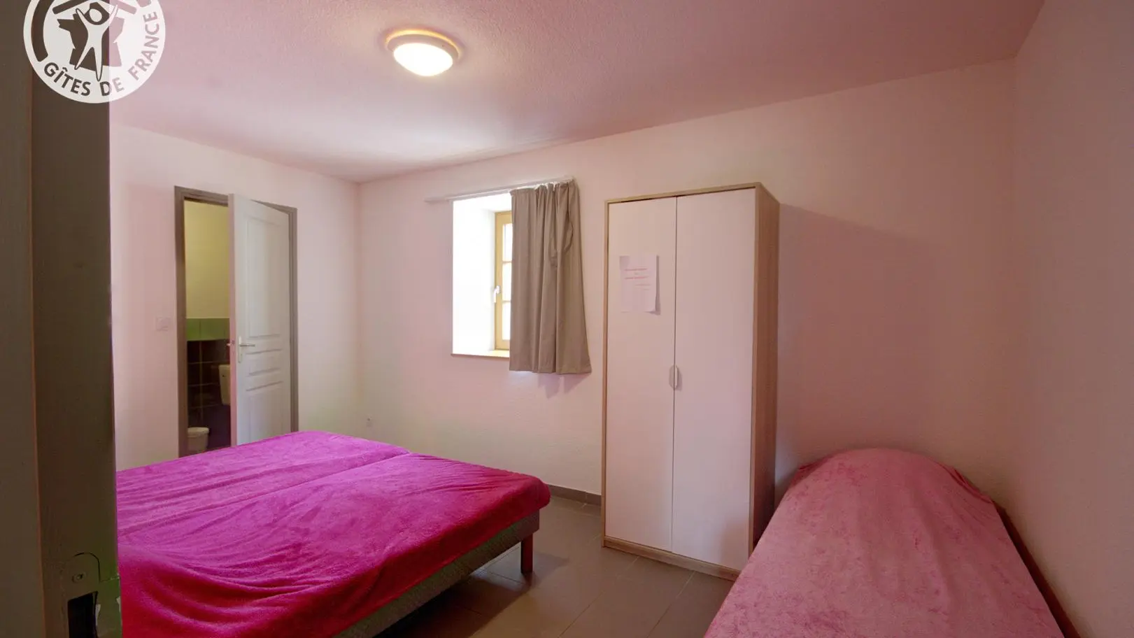 Chambre Rose : 2 lits 90 jumables + 1 lit 90