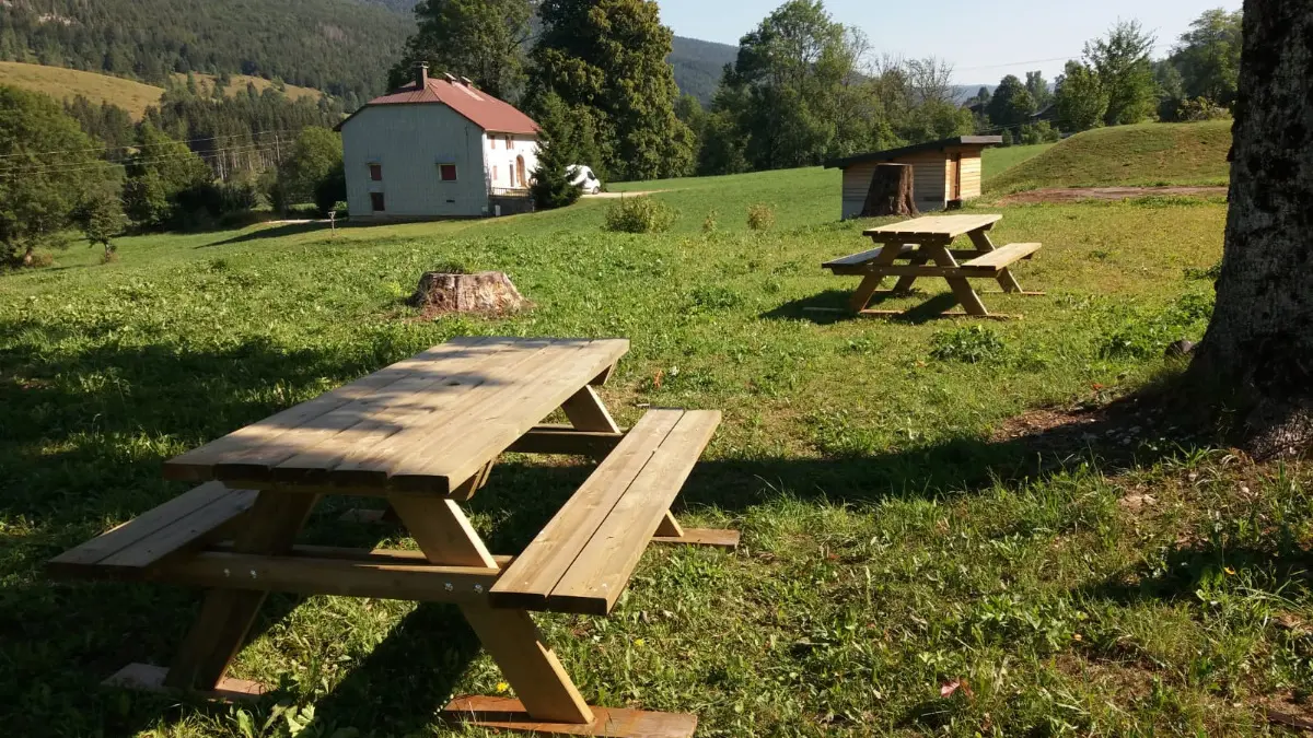 Espace pique-nique aménagé dans le jardin derrière la résidence.