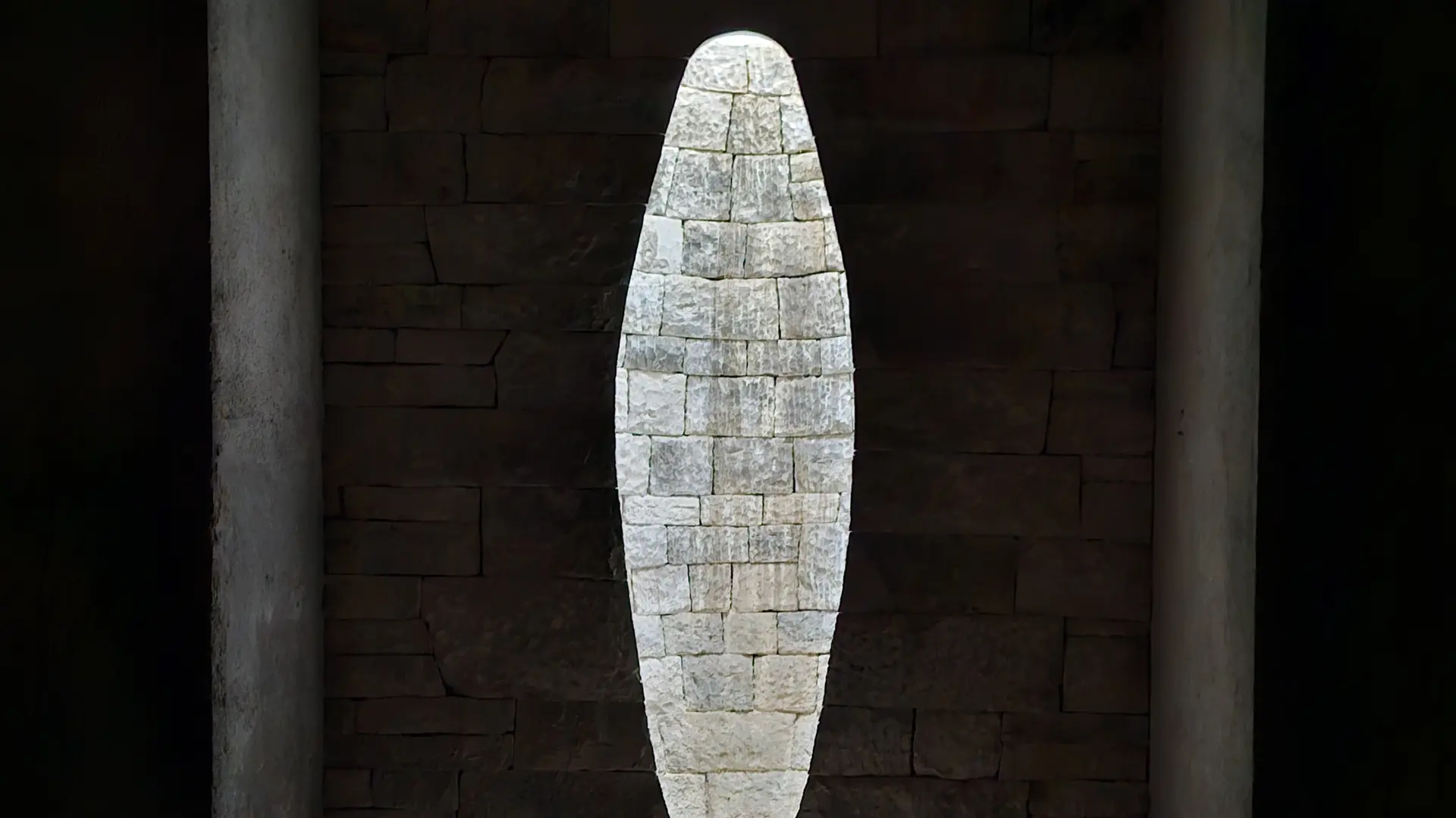 The sculpture inside Refuge d'Art La Forest, the most isolated of the rebuilt farmhouses. Andy Goldsworthy, Refuge d'Art – La Forest, 2008-2009, collection du musée Gassendi. Photo © Luc Richard