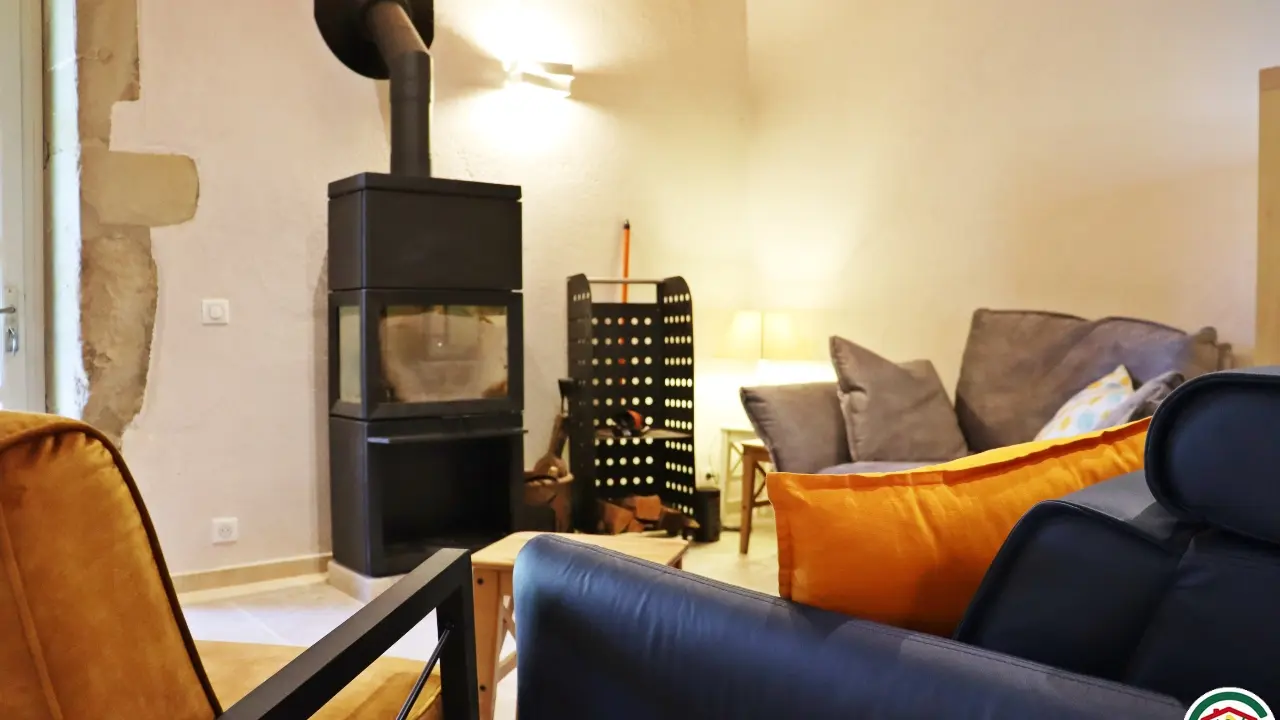 La pièce commune : coin salon, détente, piano et salle de petit déjeuner, avec poêle à bois.