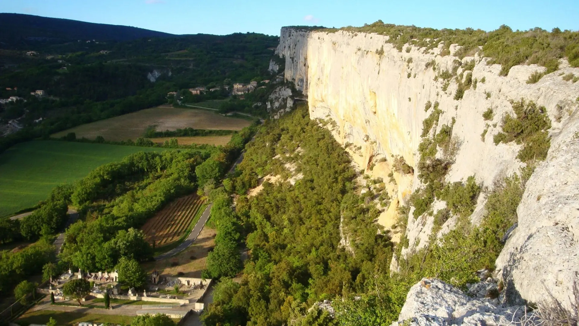 Falaise de la Madeleine et village de Lioux