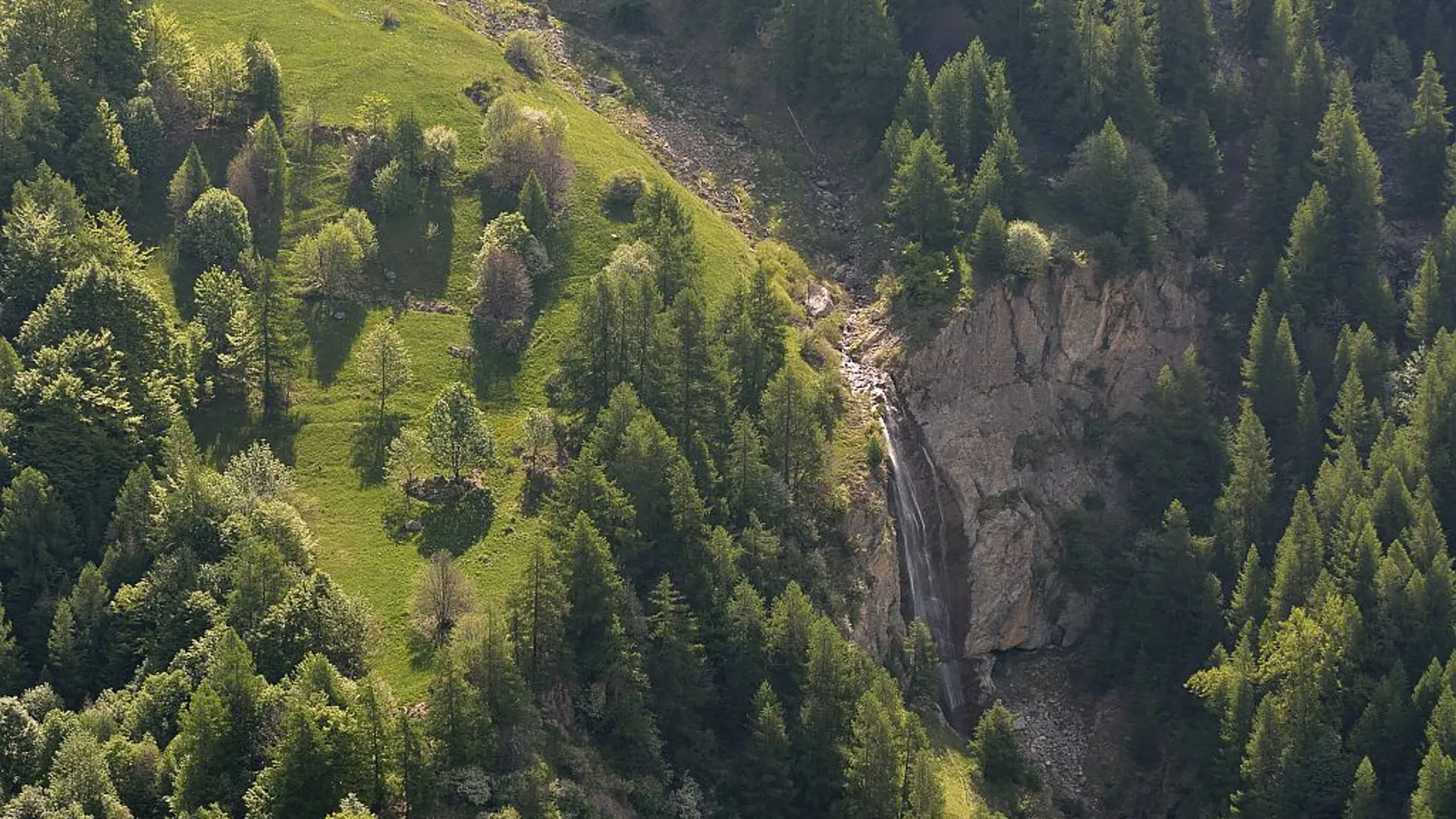 La cascade de la Pissarotte vue de la rive droite du Réallon