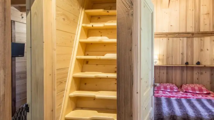 Escalier d'accès à la mezzanine