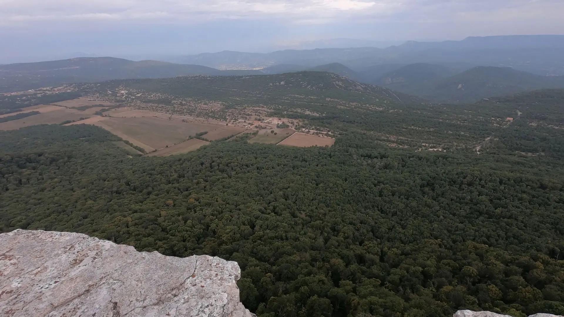 Vue panoramique sur les massifs forestiers et un temps nuageux
