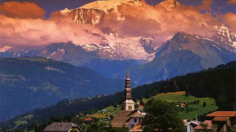 Le village de Combloux en été.