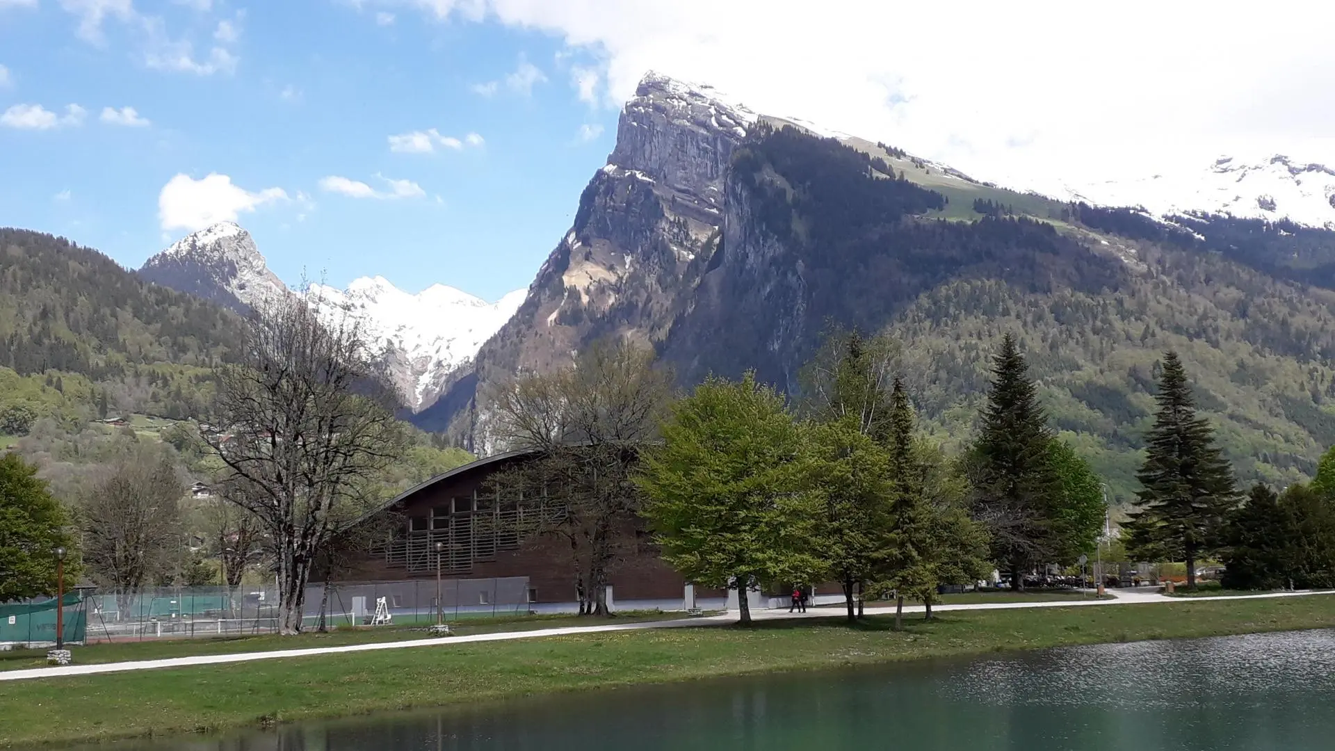 Vue sur le Criou depuis le lac aux dames.
Base de loisirs.
