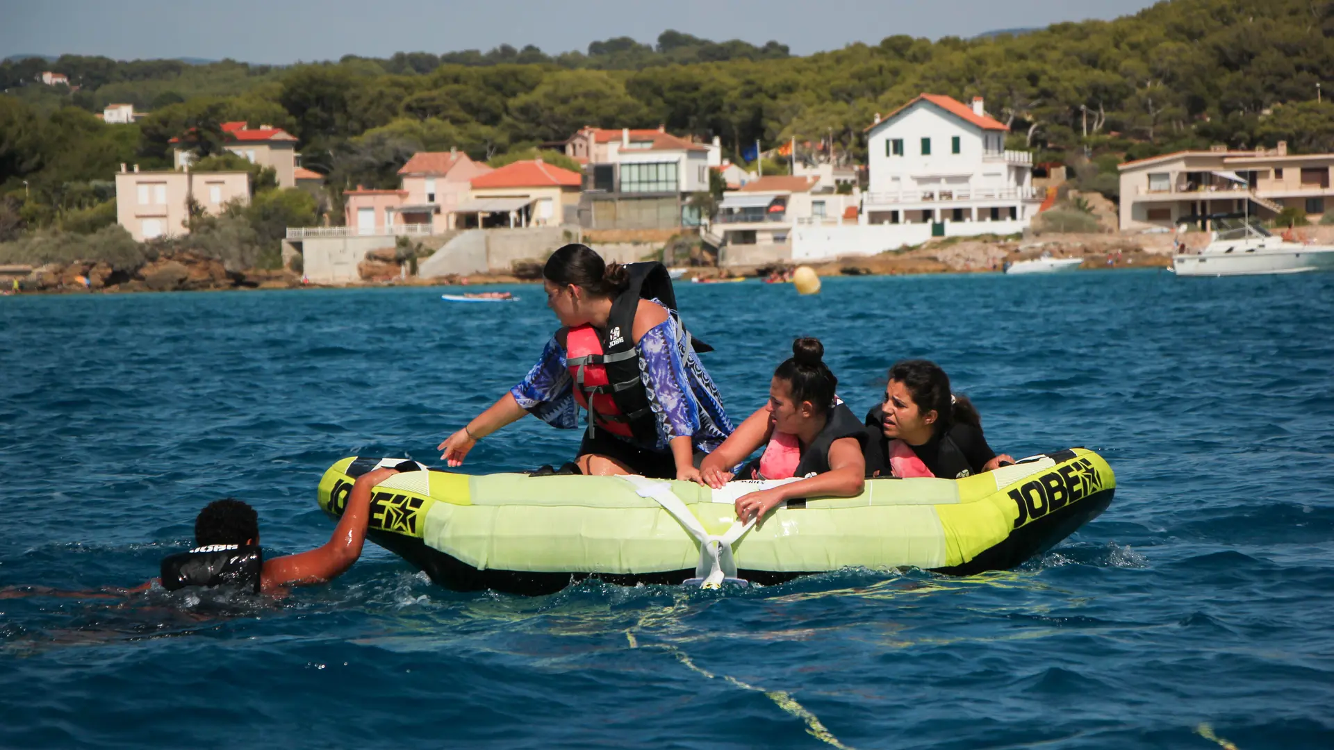 Bouée tractée avec wake sensation