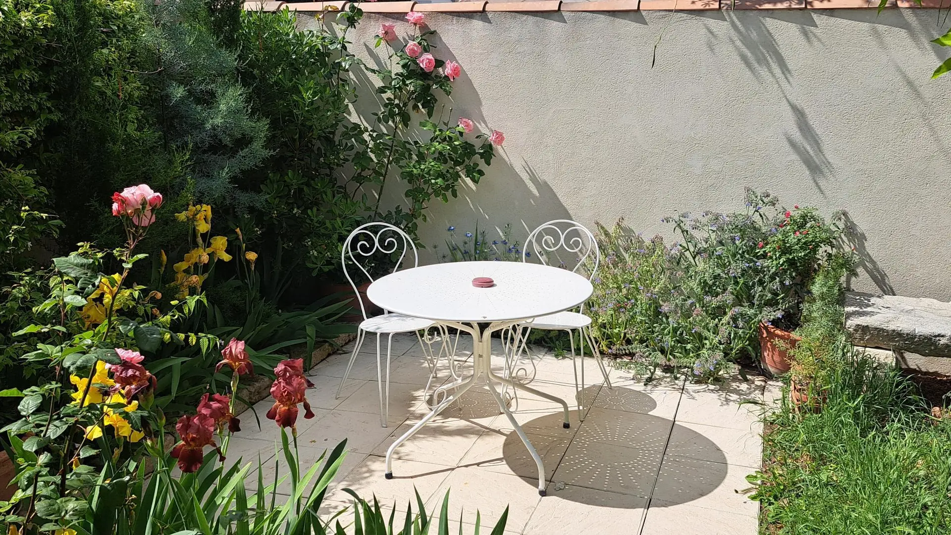 Table jardin et terrasse en fleurs de Mai de l'Oustau dei Aucèus.