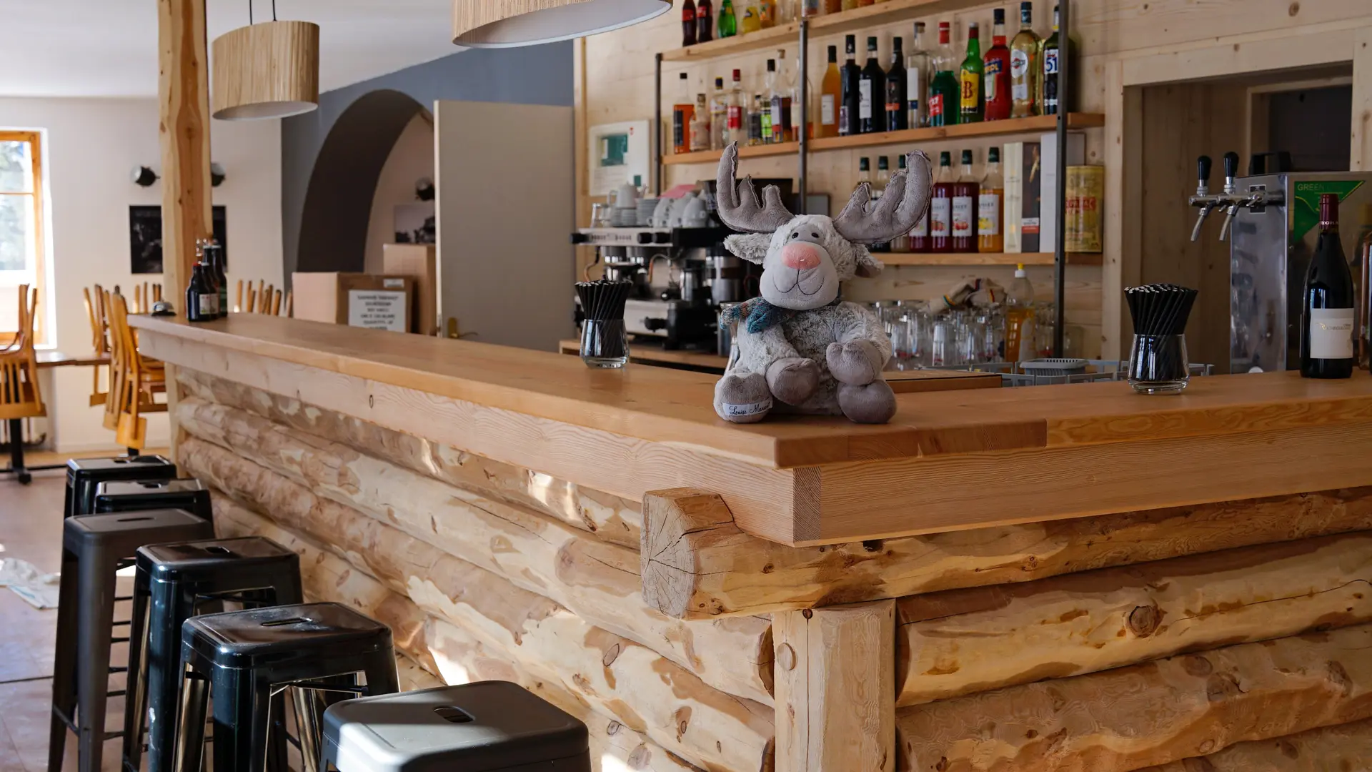 comptoir en bois et son bar