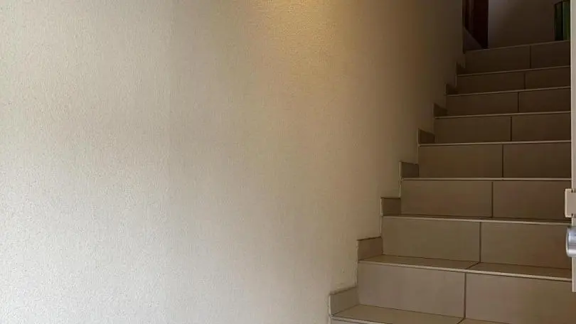 Montée escalier vers entrée appartement