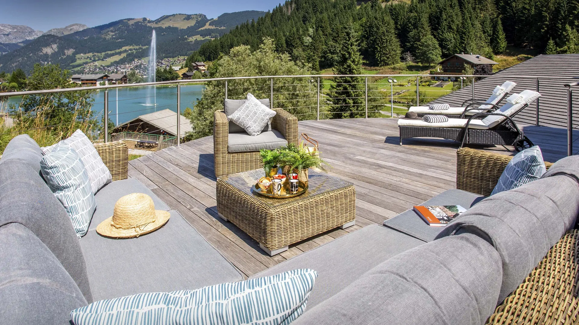 Grande terrasse avec son mobilier de jardin, vue panoramique sur le lac de Vonnes et les montagnes