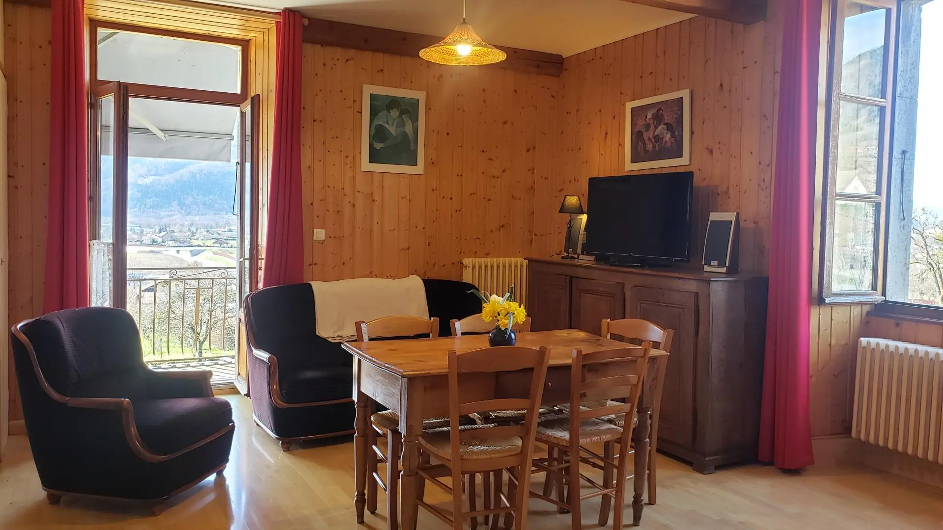Le coin salon et séjour de la grande chambre.