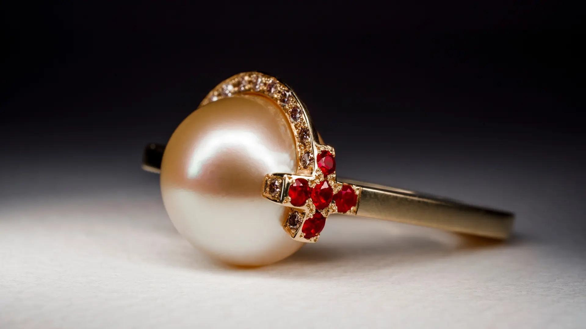 Bague by M.SMETS avec une perle en son centre petite chapelle