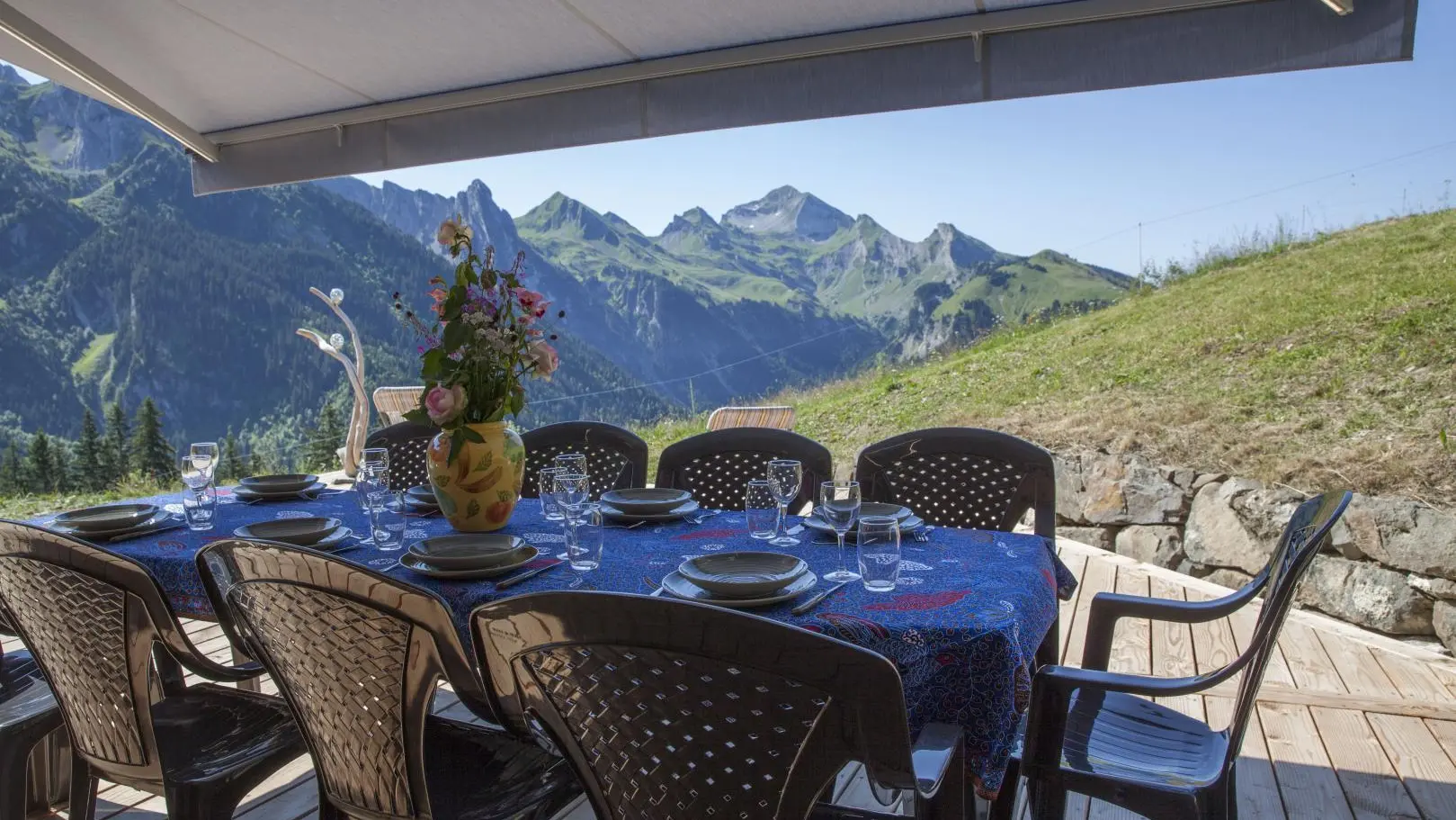 Terrasse abritée par un grand store de 4m x 5m