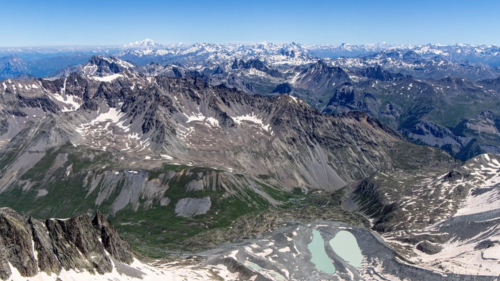 Panorama du sommet du pic du Glacier Blanc vers les lacs d'Arsine et le Mont Blanc.