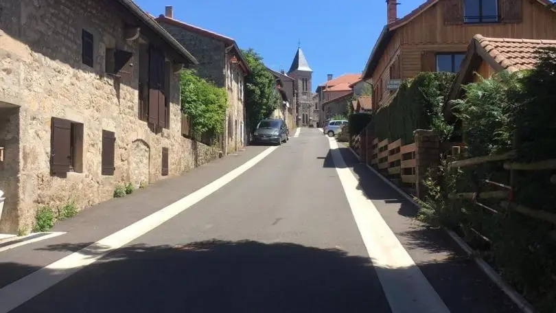 le chemin de la Creuse descend depuis la place du village à 150 m de celle ci
rue calme.