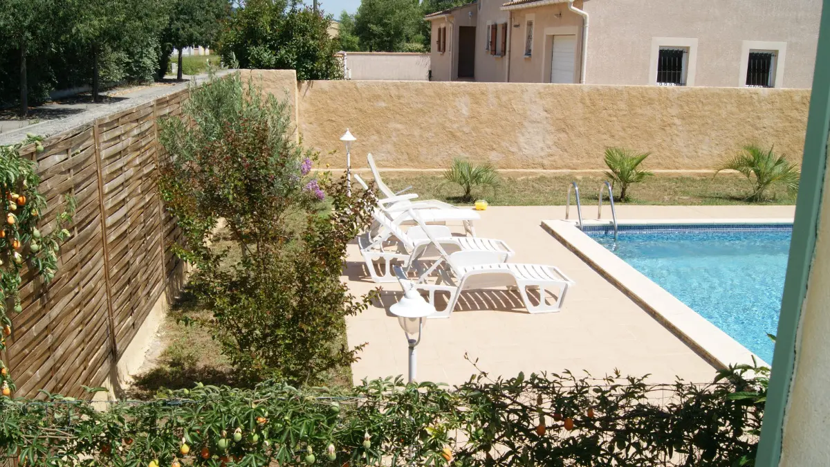 Vue sur la piscine de la chambre de la location