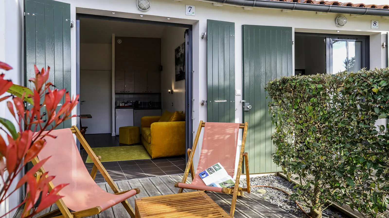 Terrasse et intérieur de la suite « Côté jardin »