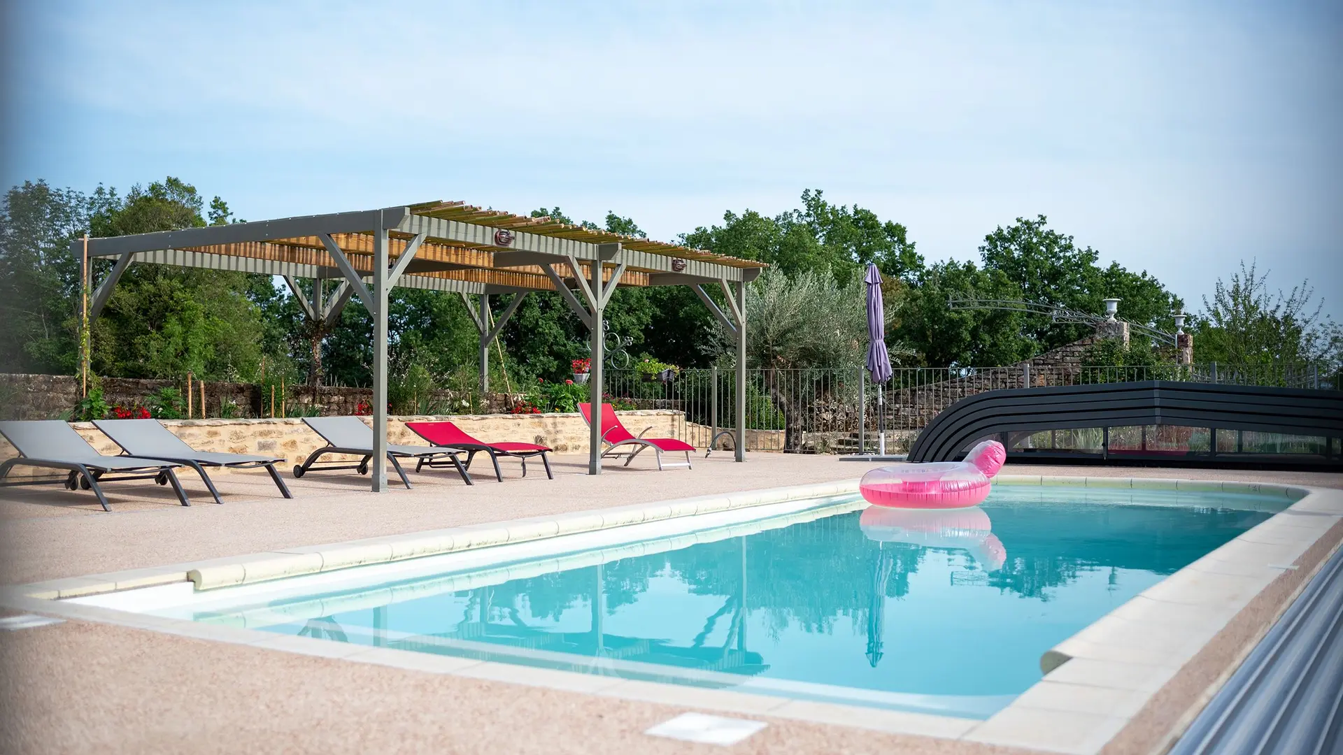 La grande piscine totalement sécurisée de LOU PAPAGAI