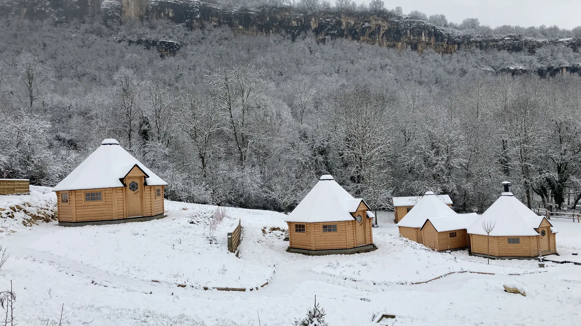 Autre vue des kotas sous la neige en hiver