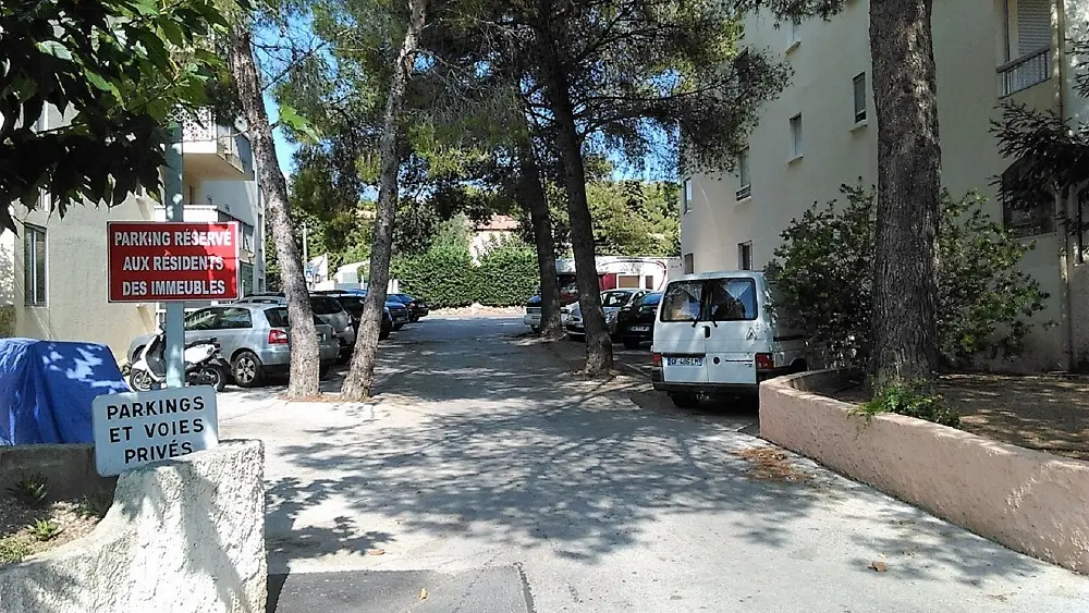 Studio dans une résidence - Pin Rolland - Neboit Jean Claude