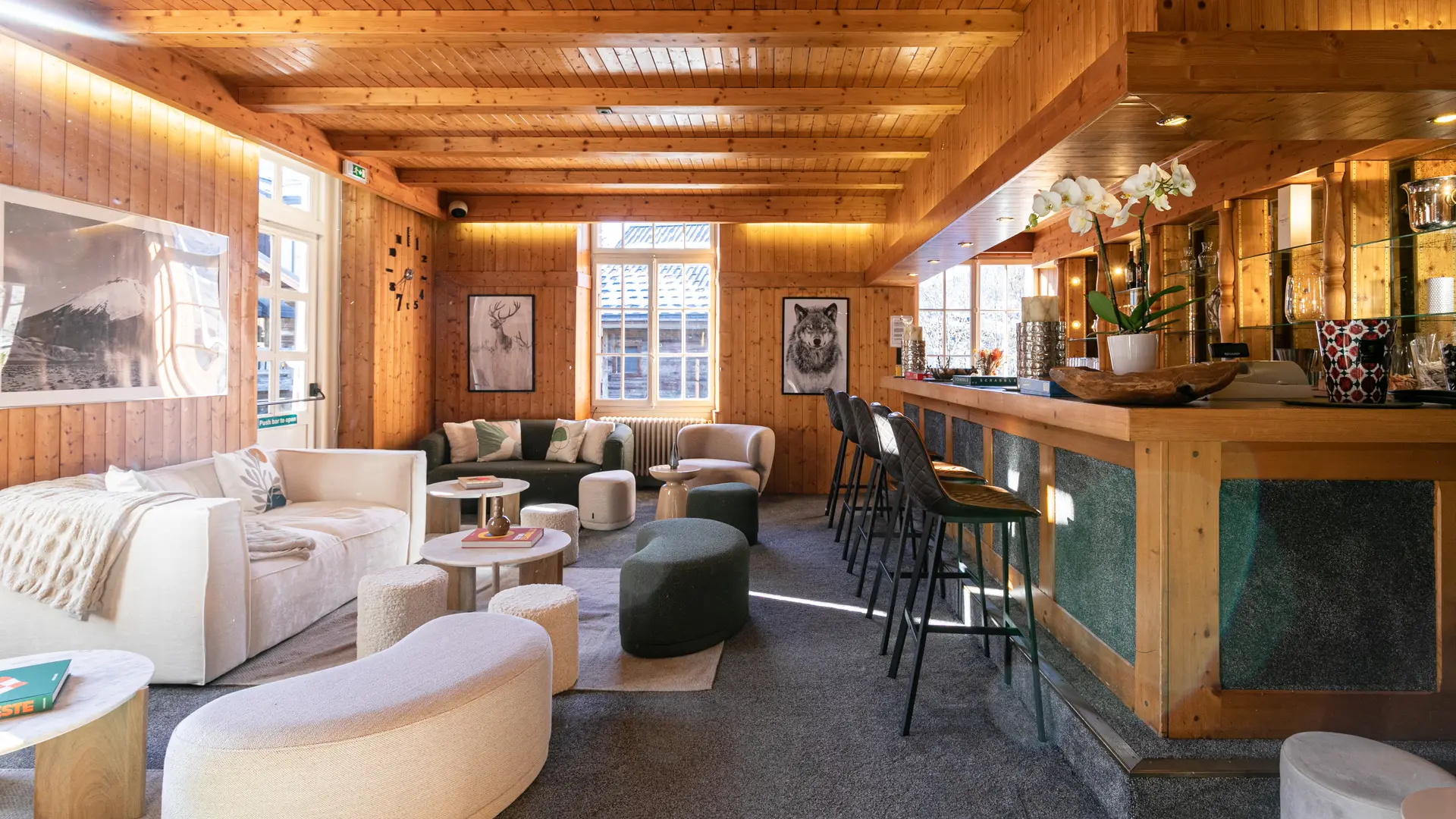 Salon lounge