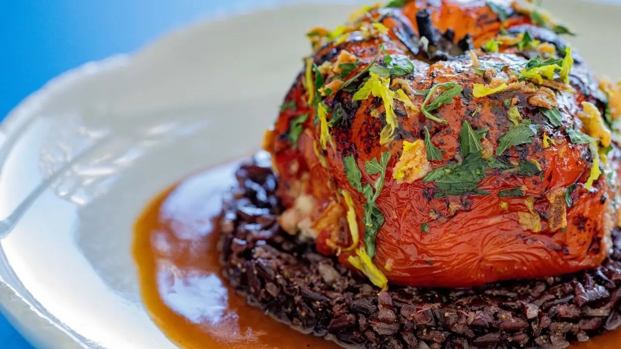 tomate farcie sur lit de riz sauvage