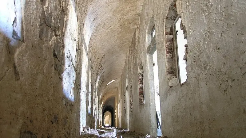 Il lungo corridoio al piano interrato del Fort de Giaure