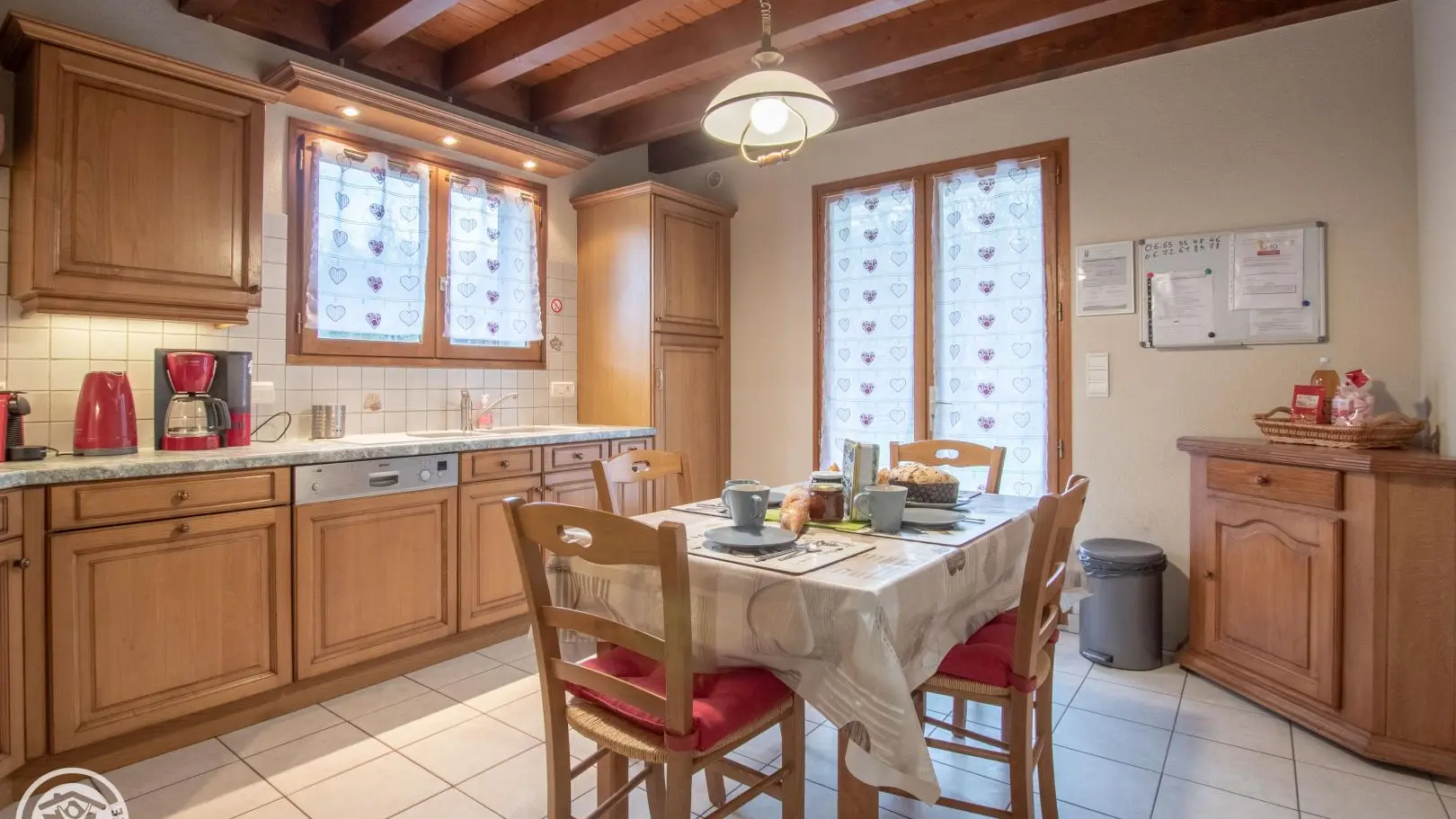 Cuisine avec accès direct à la terrasse.