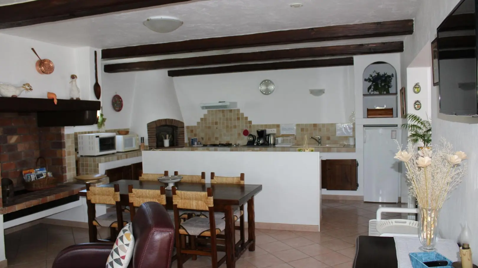 Gîte La Casalsole-Salle à manger et cuisine-La Roquette sur Siagne-Gîtes de France Alpes-Maritimes.