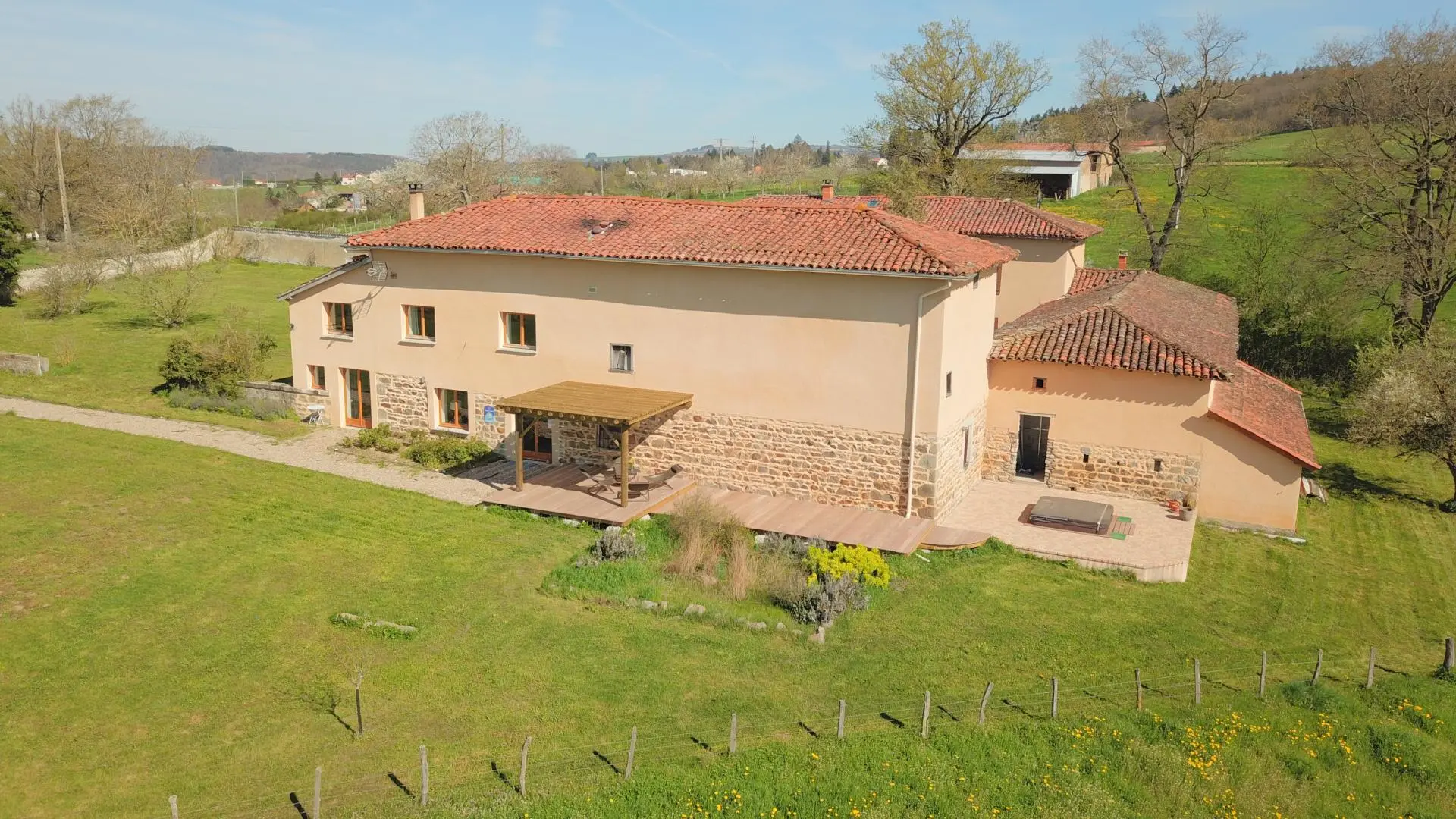 Les chambres d'hôtes, la terrasse et le jacuzzi