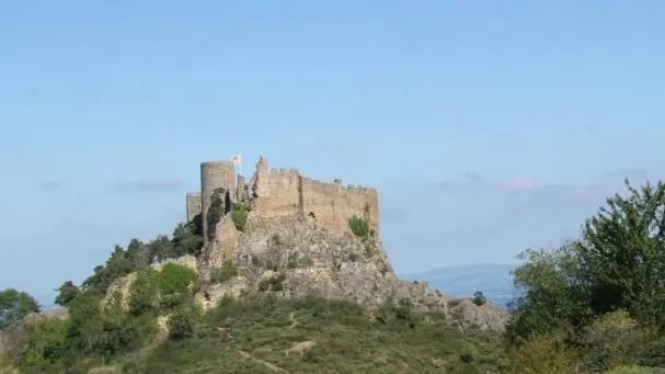 l'un des nombreux châteaux médiévaux des environs