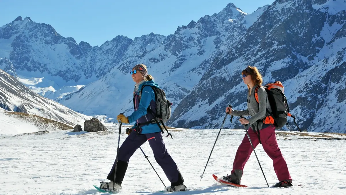 Randonneurs en raquette au-dessus de Villar d'Arène